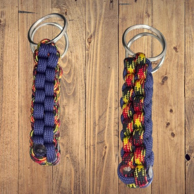 sleutelhanger in red bull kleuren vierkant