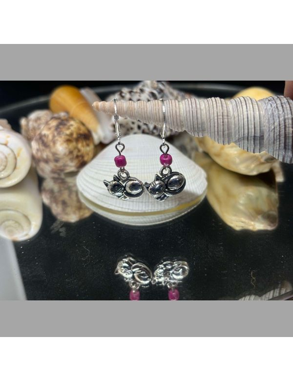 oorbellen, kat liggend